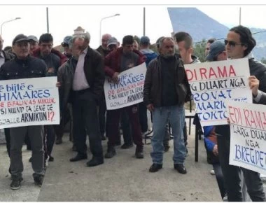 Οι κάτοικοι της Χιμάρας διαμαρτύρονται και προειδοποιούν τον Ράμα: «Δεν θα επιτρέψουμε να κλέψετε τη γη μας» (φώτο)